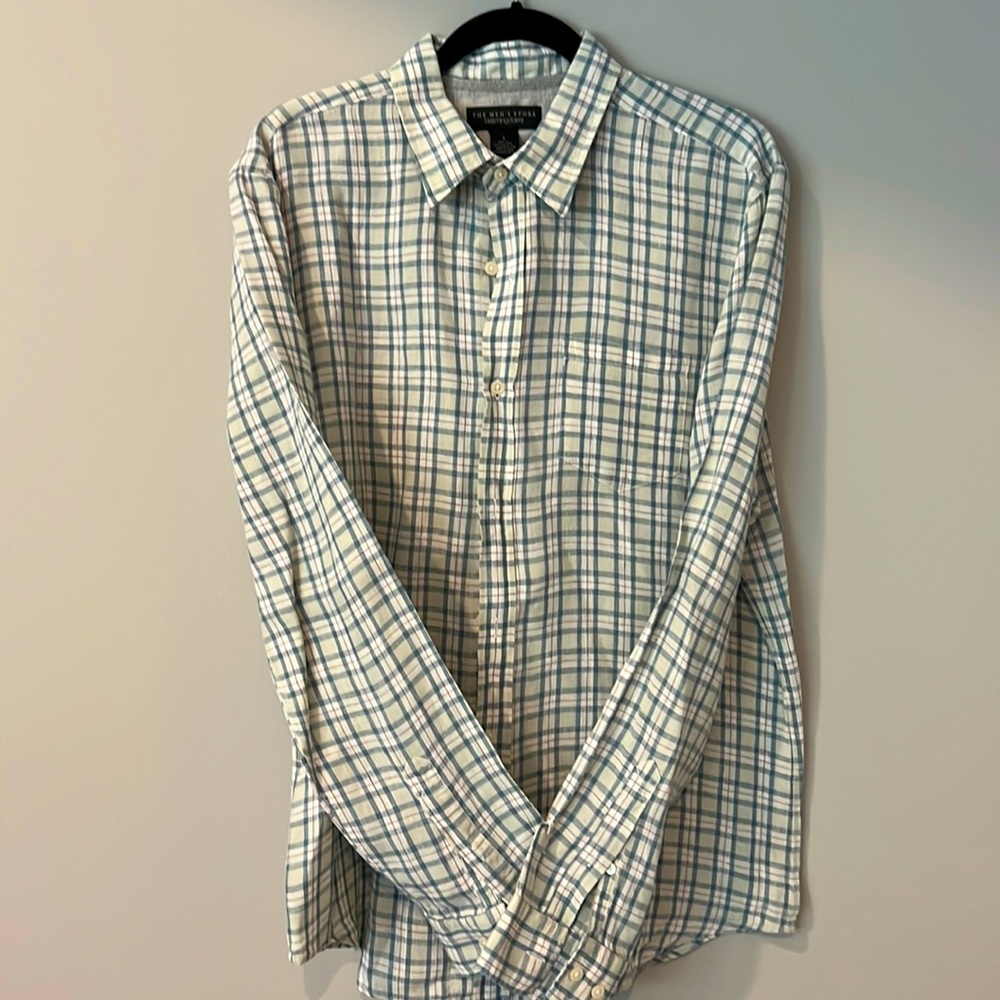 Bloomingdale’s men’s linen button down. Excellent condition.